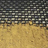 Pengiriman dan instalasi TurfPave untuk proyek landscape komersial